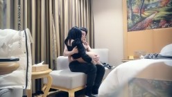 七天探花_深夜约圆圆脸兼职小妹，对着镜头舔B口交，大屁股上位骑乘侧入后入快速抽插 截图1
