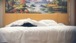 七天探花_深夜约圆圆脸兼职小妹，对着镜头舔B口交，大屁股上位骑乘侧入后入快速抽插 截图3