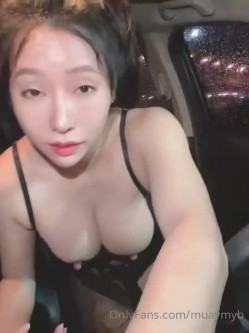 【你的淫荡姨妈】泰国轻熟人妻型巨乳网黄御姐「Muaymyb」露脸大尺度私拍 风骚露出男女通吃多穴满足 截图2