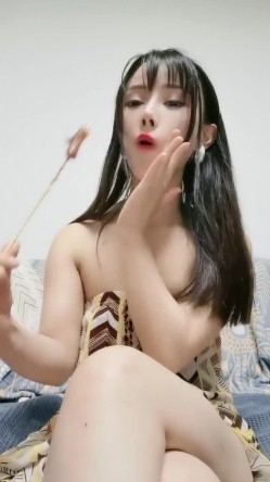 重磅推荐！年初就下海的气质空姐女神，变瘦了，变得更社会了，没有当初的青涩，首次做爱秀！被炮友按电脑椅上狂插 截图7