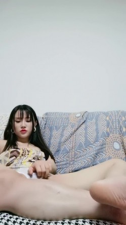 重磅推荐！年初就下海的气质空姐女神，变瘦了，变得更社会了，没有当初的青涩，首次做爱秀！被炮友按电脑椅上狂插 截图14