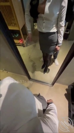 乱伦大神【会喷水的亲姐姐】和销售亲姐温泉做爱，一插一喷根本停不下来，水下视角真刺激 截图3