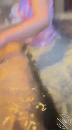 乱伦大神【会喷水的亲姐姐】和销售亲姐温泉做爱，一插一喷根本停不下来，水下视角真刺激 截图12