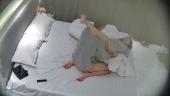 酒店偷拍高校眼镜婊班花被小伙追到手周末带出来操穴 干了几次 截图7