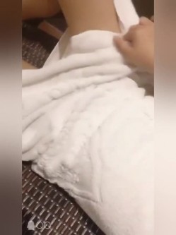 带着兔兔妻子洗浴桑拿放松后，浴场餐厅，别人吃东西填饱肚子，兔兔却在吃鸡巴！ 截图12