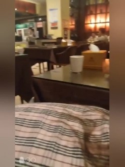 带着兔兔妻子洗浴桑拿放松后，浴场餐厅，别人吃东西填饱肚子，兔兔却在吃鸡巴！ 截图13