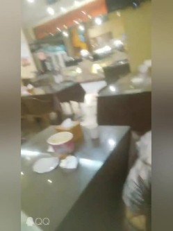 带着兔兔妻子洗浴桑拿放松后，浴场餐厅，别人吃东西填饱肚子，兔兔却在吃鸡巴！ 截图15