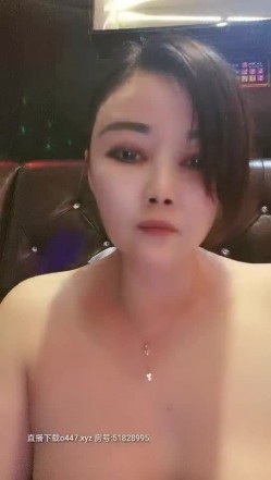 高端会所里的大姐姐沙发上的激情，全程露脸脱光道具自慰，跟大哥啪啪口交多姿势爆草爽翻了，边玩遍唱 截图16