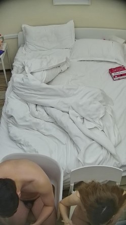 酒店偷拍连续几天入住年轻情侣爱喝酒的呆萌美女宿醉未醒裸奔吵架崩溃大哭 截图2