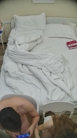 酒店偷拍连续几天入住年轻情侣爱喝酒的呆萌美女宿醉未醒裸奔吵架崩溃大哭 截图3