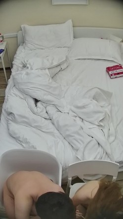 酒店偷拍连续几天入住年轻情侣爱喝酒的呆萌美女宿醉未醒裸奔吵架崩溃大哭 截图4
