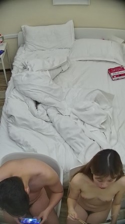 酒店偷拍连续几天入住年轻情侣爱喝酒的呆萌美女宿醉未醒裸奔吵架崩溃大哭 截图5