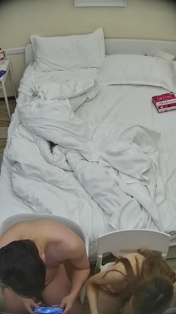 酒店偷拍连续几天入住年轻情侣爱喝酒的呆萌美女宿醉未醒裸奔吵架崩溃大哭 截图6
