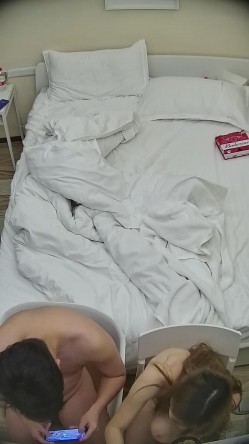 酒店偷拍连续几天入住年轻情侣爱喝酒的呆萌美女宿醉未醒裸奔吵架崩溃大哭 截图7