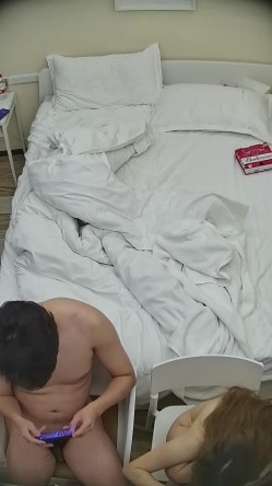 酒店偷拍连续几天入住年轻情侣爱喝酒的呆萌美女宿醉未醒裸奔吵架崩溃大哭 截图8