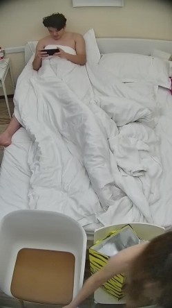 酒店偷拍连续几天入住年轻情侣爱喝酒的呆萌美女宿醉未醒裸奔吵架崩溃大哭 截图13