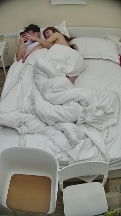 酒店偷拍连续几天入住年轻情侣爱喝酒的呆萌美女宿醉未醒裸奔吵架崩溃大哭 截图14