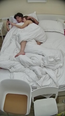 酒店偷拍连续几天入住年轻情侣爱喝酒的呆萌美女宿醉未醒裸奔吵架崩溃大哭 截图15