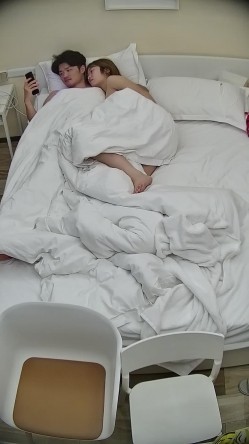 酒店偷拍连续几天入住年轻情侣爱喝酒的呆萌美女宿醉未醒裸奔吵架崩溃大哭 截图16