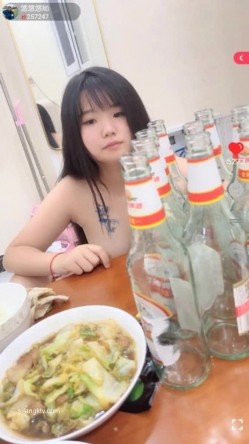 【19岁的小影】喝醉酒被强上，灌肠爆菊花屎都给干喷出来 真实喝醉酒撒酒疯趴马桶上吐像死狗一样迷迷煳煳的给干 截图1
