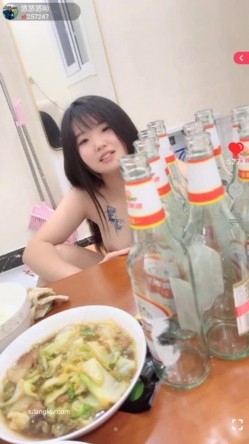 【19岁的小影】喝醉酒被强上，灌肠爆菊花屎都给干喷出来 真实喝醉酒撒酒疯趴马桶上吐像死狗一样迷迷煳煳的给干 截图2