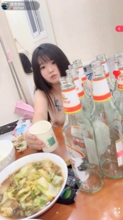 【19岁的小影】喝醉酒被强上，灌肠爆菊花屎都给干喷出来 真实喝醉酒撒酒疯趴马桶上吐像死狗一样迷迷煳煳的给干 截图3