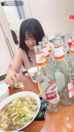 【19岁的小影】喝醉酒被强上，灌肠爆菊花屎都给干喷出来 真实喝醉酒撒酒疯趴马桶上吐像死狗一样迷迷煳煳的给干 截图5