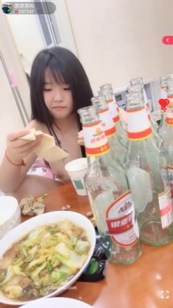 【19岁的小影】喝醉酒被强上，灌肠爆菊花屎都给干喷出来 真实喝醉酒撒酒疯趴马桶上吐像死狗一样迷迷煳煳的给干 截图6