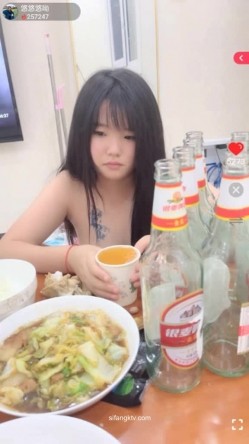【19岁的小影】喝醉酒被强上，灌肠爆菊花屎都给干喷出来 真实喝醉酒撒酒疯趴马桶上吐像死狗一样迷迷煳煳的给干 截图10