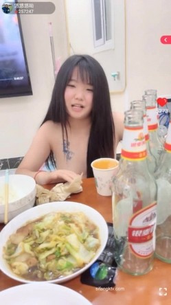 【19岁的小影】喝醉酒被强上，灌肠爆菊花屎都给干喷出来 真实喝醉酒撒酒疯趴马桶上吐像死狗一样迷迷煳煳的给干 截图13