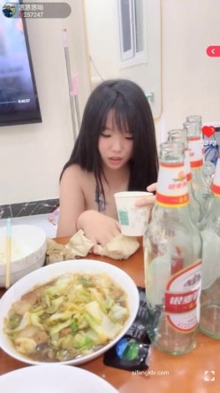 【19岁的小影】喝醉酒被强上，灌肠爆菊花屎都给干喷出来 真实喝醉酒撒酒疯趴马桶上吐像死狗一样迷迷煳煳的给干 截图14
