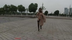 顶级反差露脸御姐，露出鼻祖，网红【火儿姐】景区裸行高清原版视图，大奶美腿女人味十足 截图4