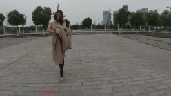 顶级反差露脸御姐，露出鼻祖，网红【火儿姐】景区裸行高清原版视图，大奶美腿女人味十足 截图5
