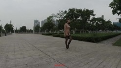 顶级反差露脸御姐，露出鼻祖，网红【火儿姐】景区裸行高清原版视图，大奶美腿女人味十足 截图9