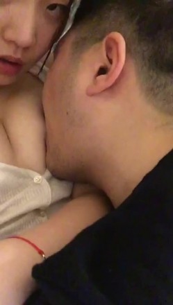 情侣之间这般亲热，我酸了，这也太甜啦，舔吸奶头，两根舌头碰撞舌吻 好甜蜜哦！ 截图10