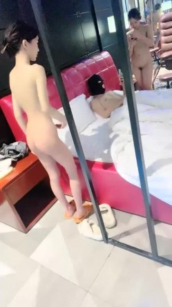 现在的大学生真会玩，【一只兔叽吖】，校花双女神~!完全放飞自我~疯狂无套群P，少女淫乱盛宴 截图14