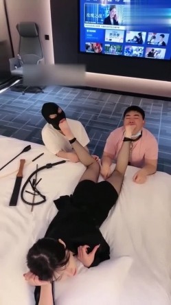 黑丝长腿御姐调教2两个男奴，皮鞭抽脸辱骂舔脚，男狗爬过来主动舔黑丝美腿 截图13