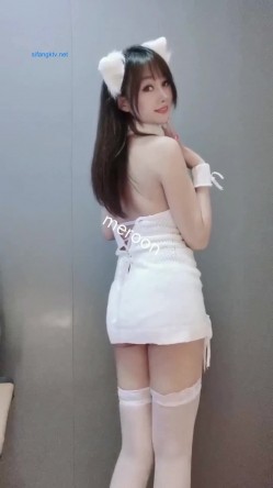 高颜值九头身，巨乳露脸女神【Meroon舞6柒】重金定制，露奶激情热舞，一对车大灯抖的飞起 截图1