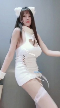 高颜值九头身，巨乳露脸女神【Meroon舞6柒】重金定制，露奶激情热舞，一对车大灯抖的飞起 截图7
