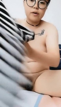 颜值不错的妹子和带着眼镜的假小子双女秀 用手指插对方的逼 来回抽插 流白浆 后入式插 假JJ插逼 截图16