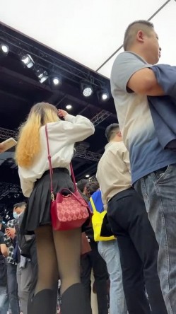 [超级裙底]最新2023上海车展各色美女模特 总有一款你喜欢 截图1
