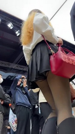 [超级裙底]最新2023上海车展各色美女模特 总有一款你喜欢 截图6