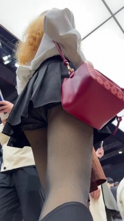 [超级裙底]最新2023上海车展各色美女模特 总有一款你喜欢 截图7