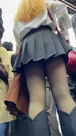 [超级裙底]最新2023上海车展各色美女模特 总有一款你喜欢 截图13