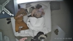 酒店上帝视角偷拍女友换上情趣睡衣后被小伙用超长大黑牛狂怼骚逼 截图2