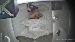 酒店上帝视角偷拍女友换上情趣睡衣后被小伙用超长大黑牛狂怼骚逼 截图13