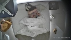 酒店上帝视角偷拍女友换上情趣睡衣后被小伙用超长大黑牛狂怼骚逼 截图14