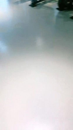 越来越疯狂了，【小野猫】，G奶学妹，健身房里偷偷露出，回到家里，楼梯间正裸露，楼下邻居开门了，玩得真是刺激胆大 截图4