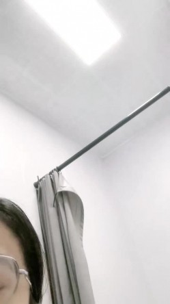 越来越疯狂了，【小野猫】，G奶学妹，健身房里偷偷露出，回到家里，楼梯间正裸露，楼下邻居开门了，玩得真是刺激胆大 截图5