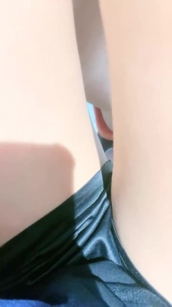 越来越疯狂了，【小野猫】，G奶学妹，健身房里偷偷露出，回到家里，楼梯间正裸露，楼下邻居开门了，玩得真是刺激胆大 截图6